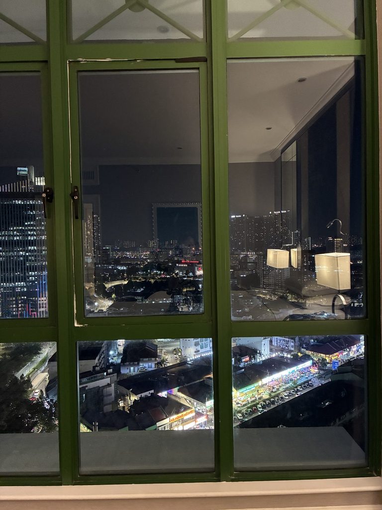 夜の窓辺
