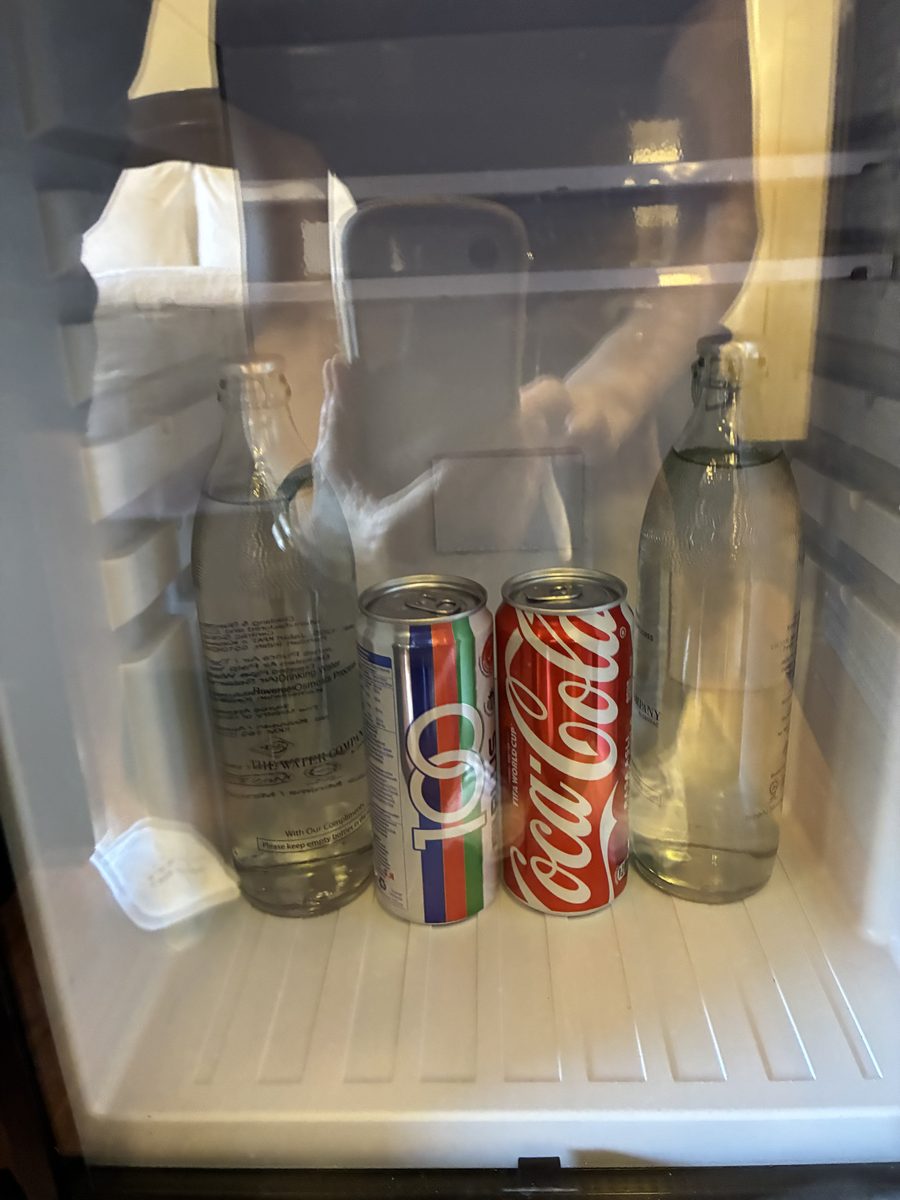 冷蔵庫の中。冷えた水とジュースが無料で入っている