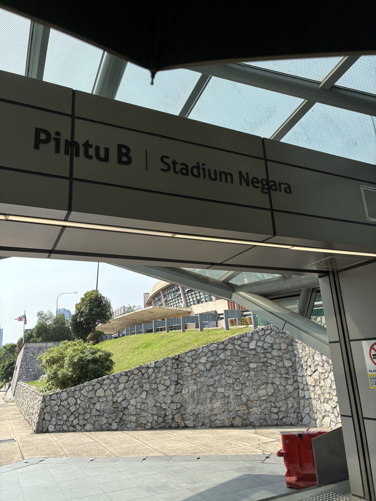 MRTムルデカ駅 Pintu B の出口
