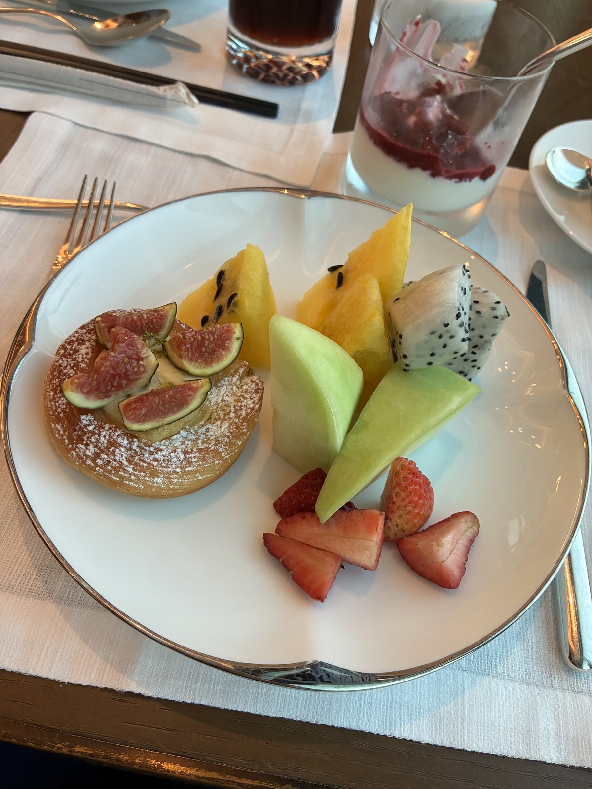パーク ラウンジの朝食。フルーツとパンケーキ
