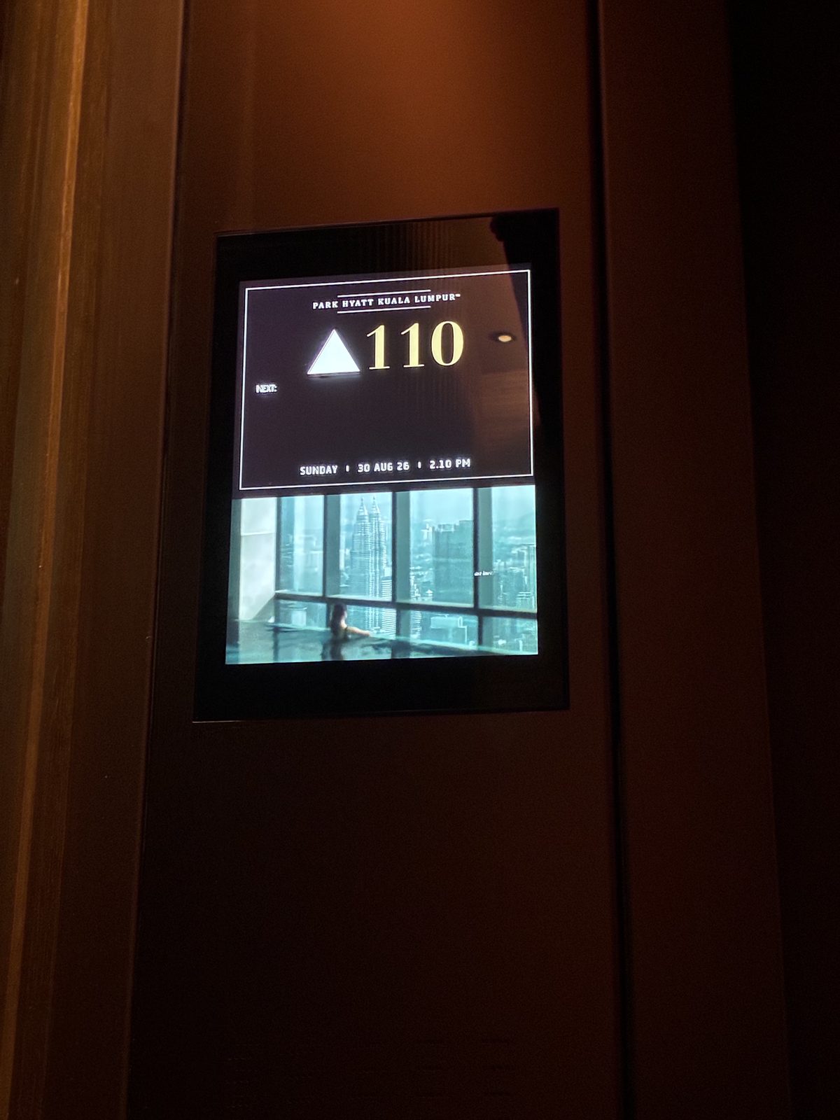 110階へ上がるエレベーターの階数表示